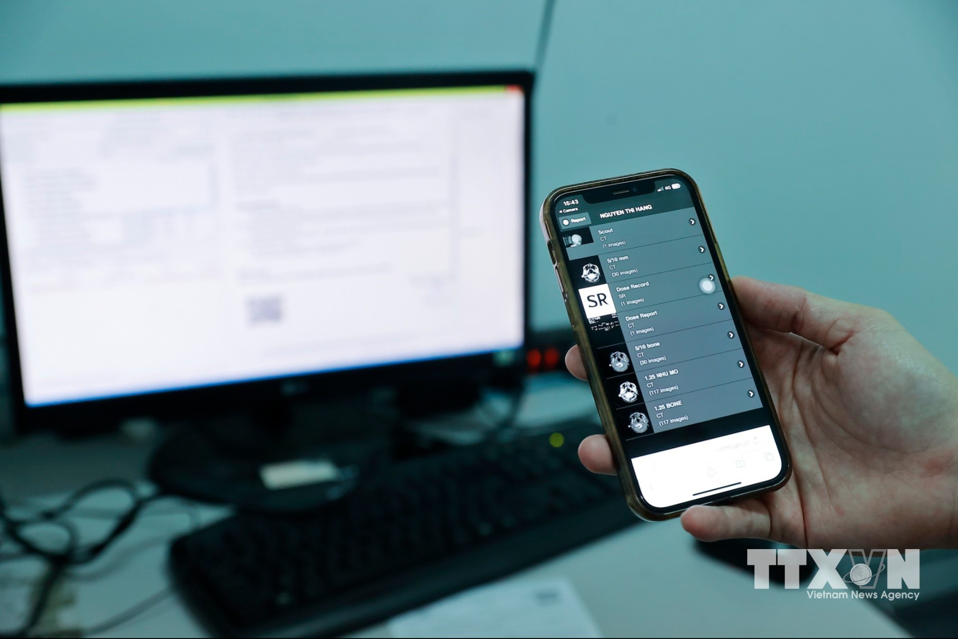 Người bệnh có thể tra cứu kết quả khám theo mã QRcode nhận được. (Ảnh: Minh Quyết/TTXVN)